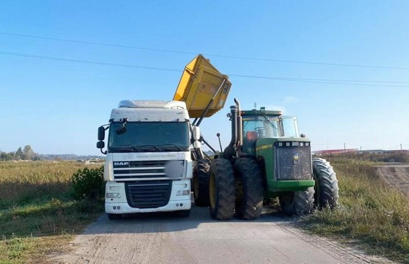 Під Полтавою кермувальник трактора зачепив ковшем лінію електромережі: чоловік загинув
