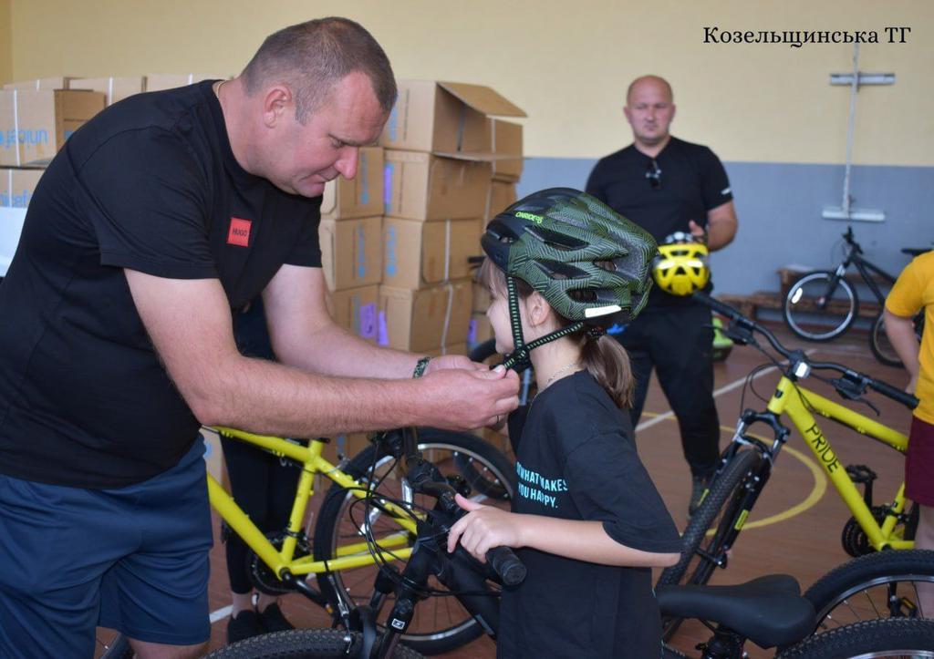 Школярів Козельщинського ліцею на уроках фізкультури навчають їздити на велосипеді
