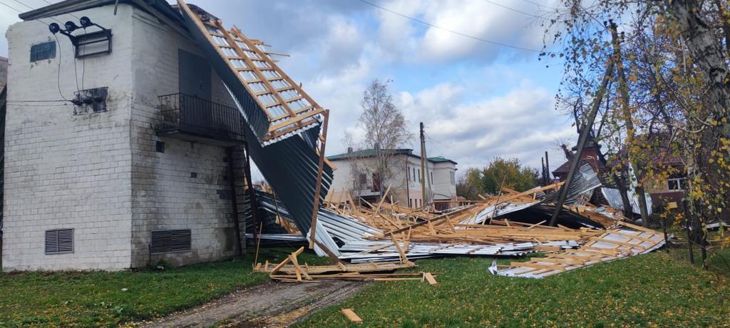 На Полтавщині вітром зірвало дах кінотеатру. ФОТО, ВІДЕО