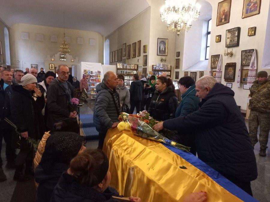 Боровся за життя два місяці: Полтавська громада провела в останню дорогу воїна Костянтина Силантьєва