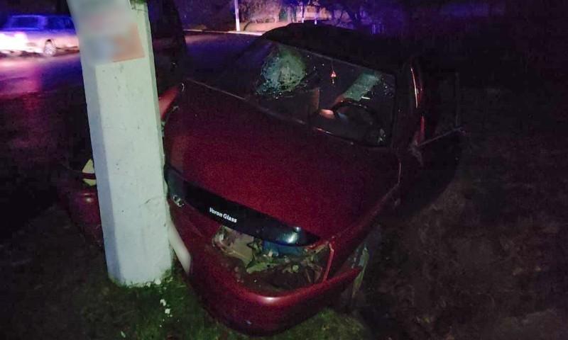 На Полтавщині чоловік в'їхав у стовп: двоє пасажирів потрапили до лікарні