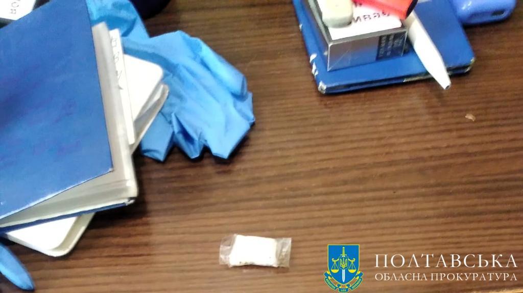 На Полтавщині працівник колонії приніс наркотики засудженому