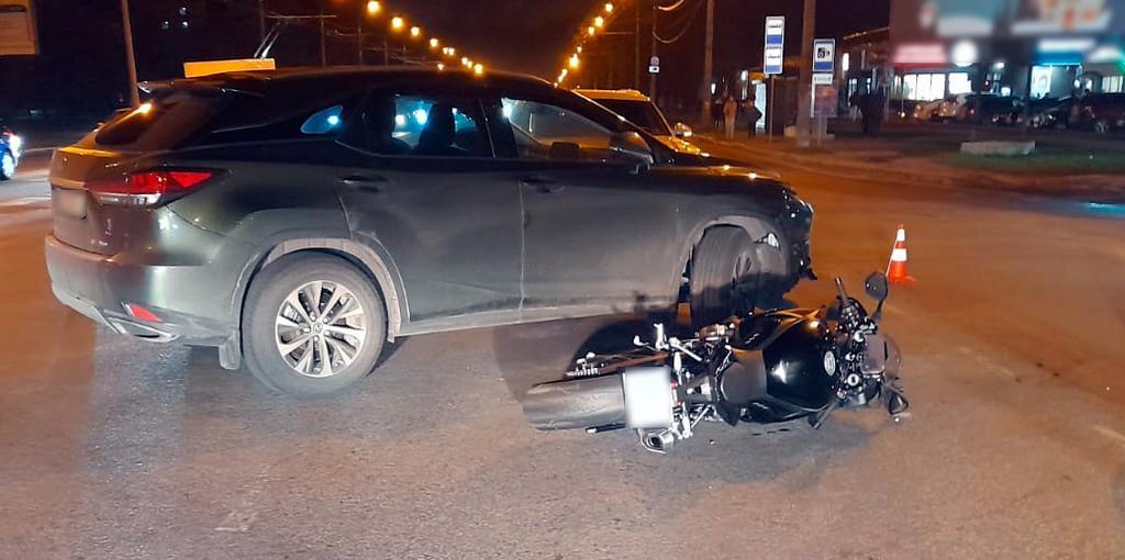 У Полтаві на перехресті зіткнулися легковик і мотоцикл: кермувальник двоколісного отримав травми