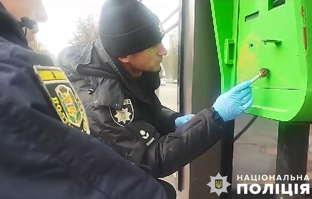 За ніч могли обікрасти від 3 до 5 терміналів: поліція затримала двох жителів Кременчука