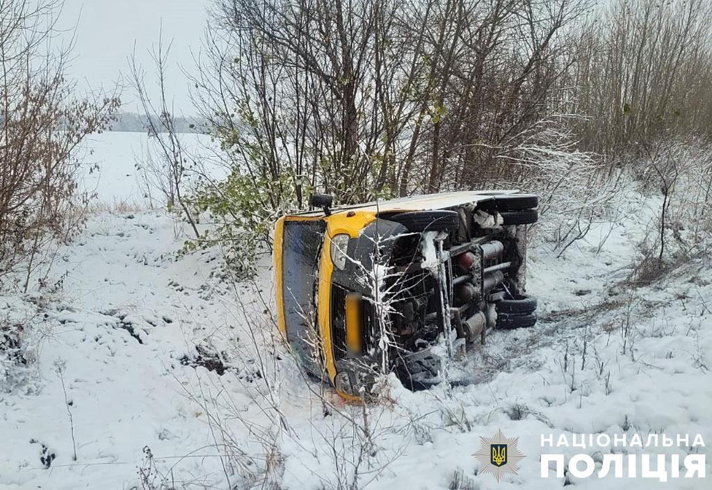 На Полтавщині мікроавтобус з’їхав у кювет та перевернувся