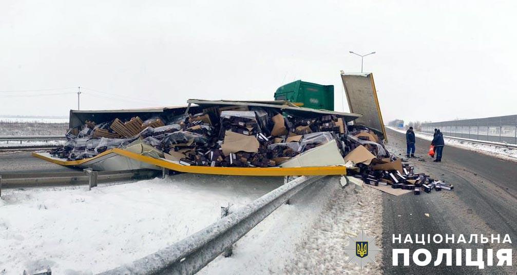 Під Полтавою перекинулася вантажівка: рух ускладнено