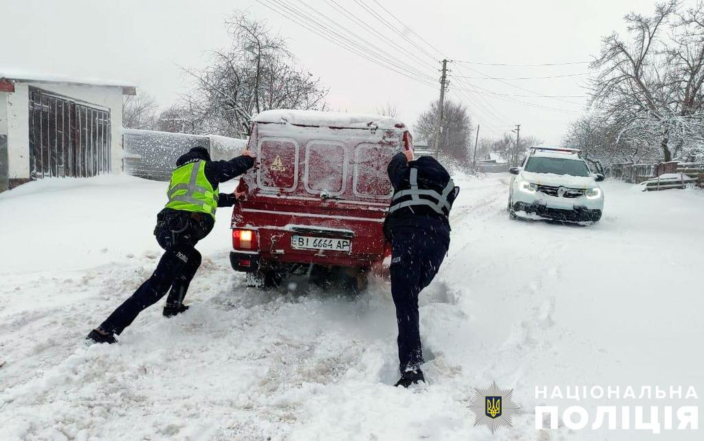 Негода на Полтавщині: рятувальники та поліцейські витягували атівки та вантажівки зі снігових заметів