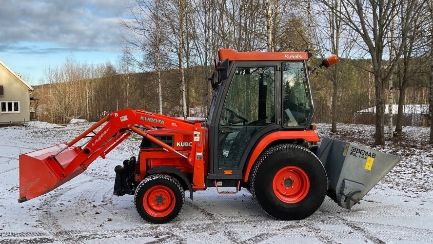 Підготовка японського мінітрактора Kubota для роботи в зимовий сезон