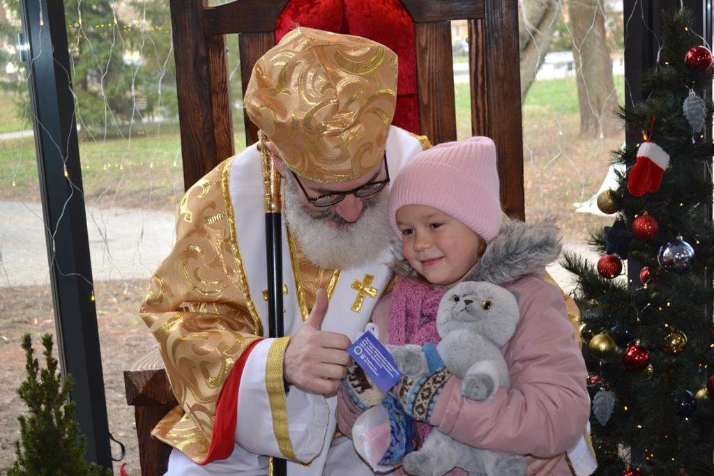 Прилетів на гелікоптері ЗСУ: у Полтаві відзначають День Святого Миколая. ФОТО