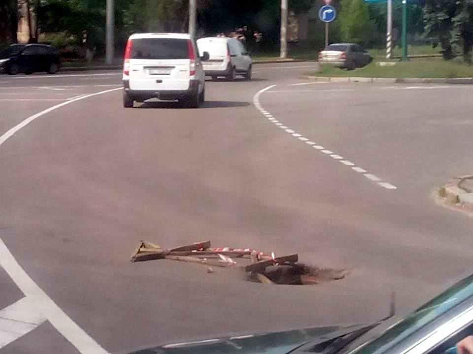 У Полтаві діра на Зіньківській серед дороги: знову крадуть люки та решітки