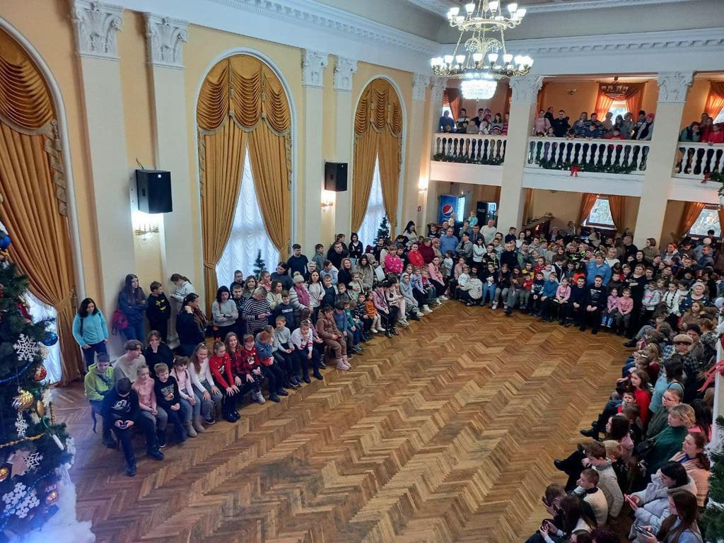 Казка та подарунки: у Полтавському театрі Гоголя привітали з новорічними святами майже 500 дітей із Донеччини