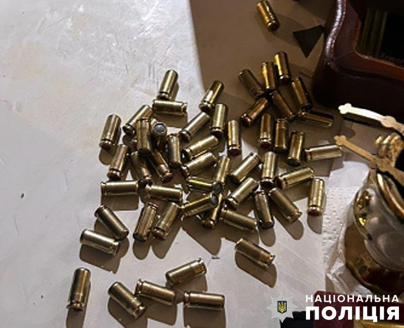Правоохоронці затримали полтавця, який стріляв в припарковане авто. ВІДЕО