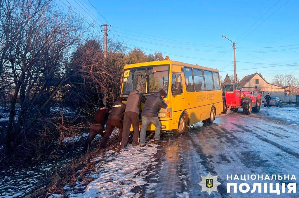 На Полтавщині шкільний автобус чероез ожележицю знесло з дороги