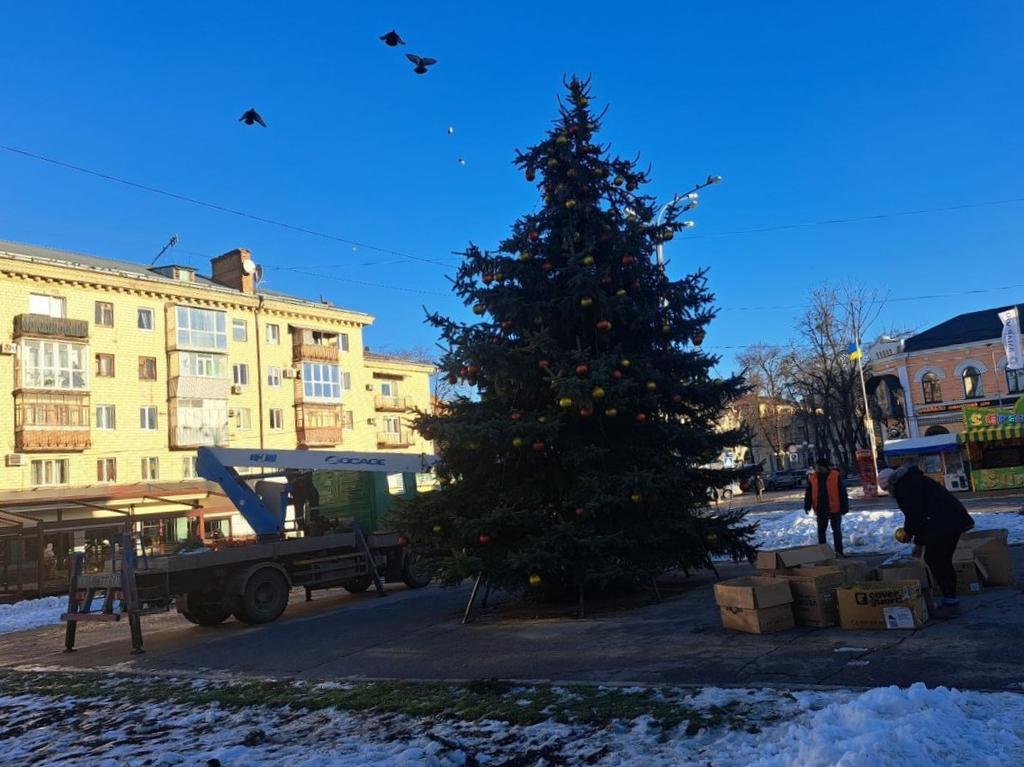 У Полтаві таки встановили новорічну ялинку на Театральній площі