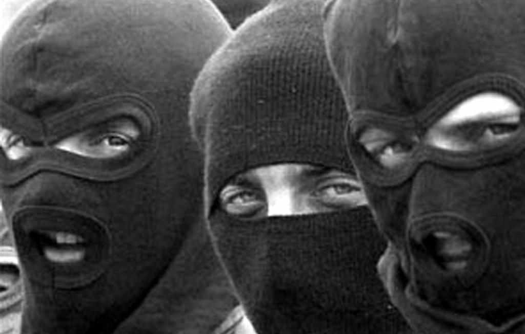 У Полтаві троє у масках били подружжя на очах у дітей, вимагаючи гроші