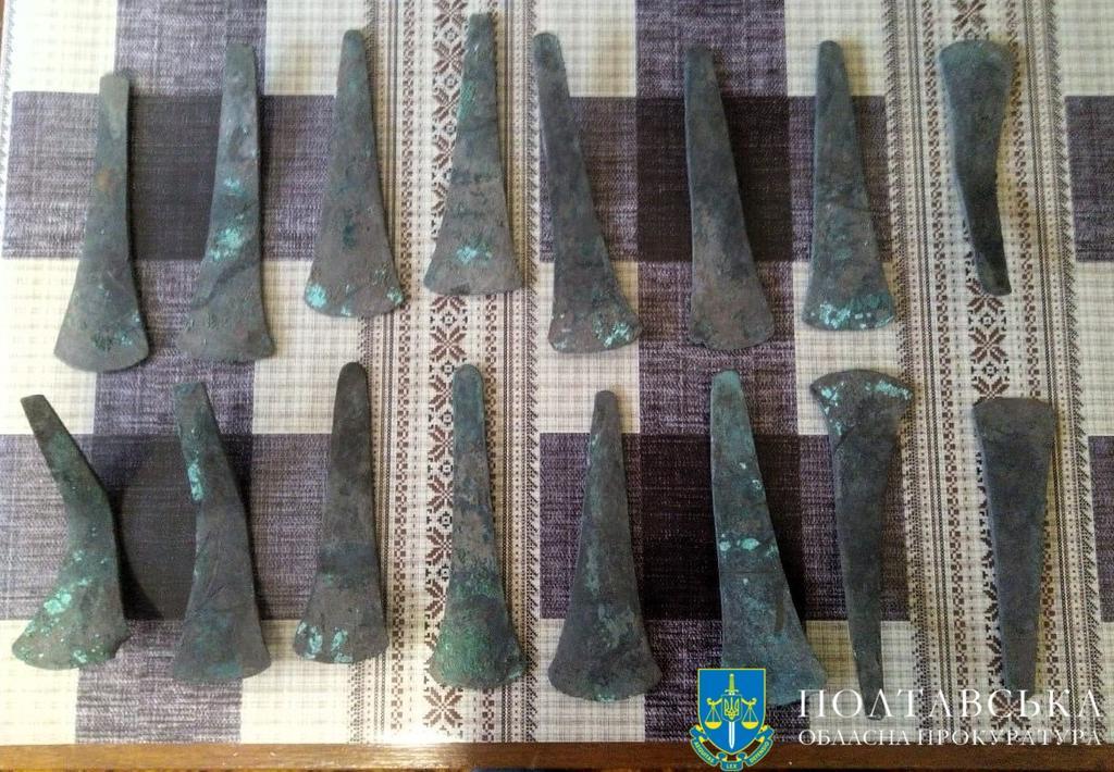 «Чорного археолога» із Полтавщини оштрафували, а старовинні тесла передали Національному музею історії України