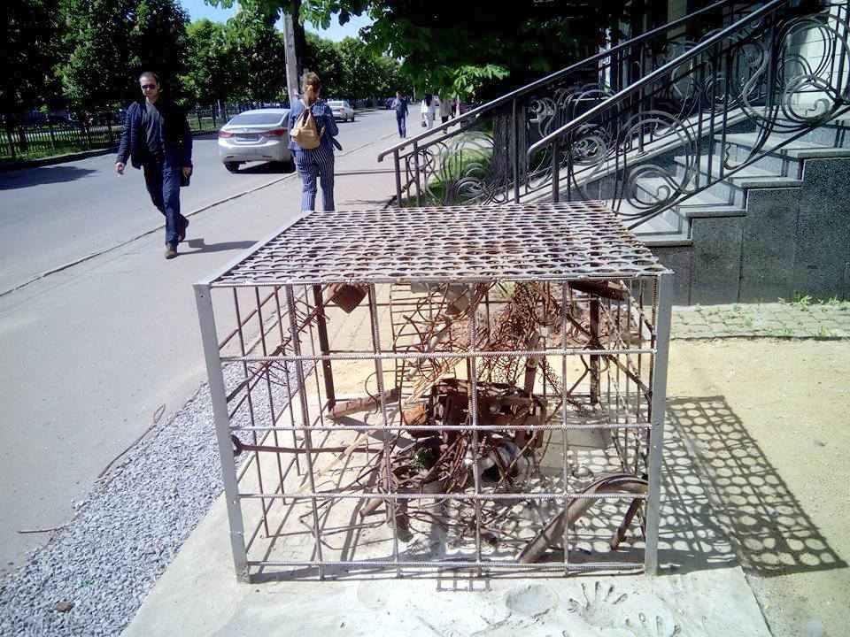 У Полтаві створили антивандальну клумбу. ФОТО