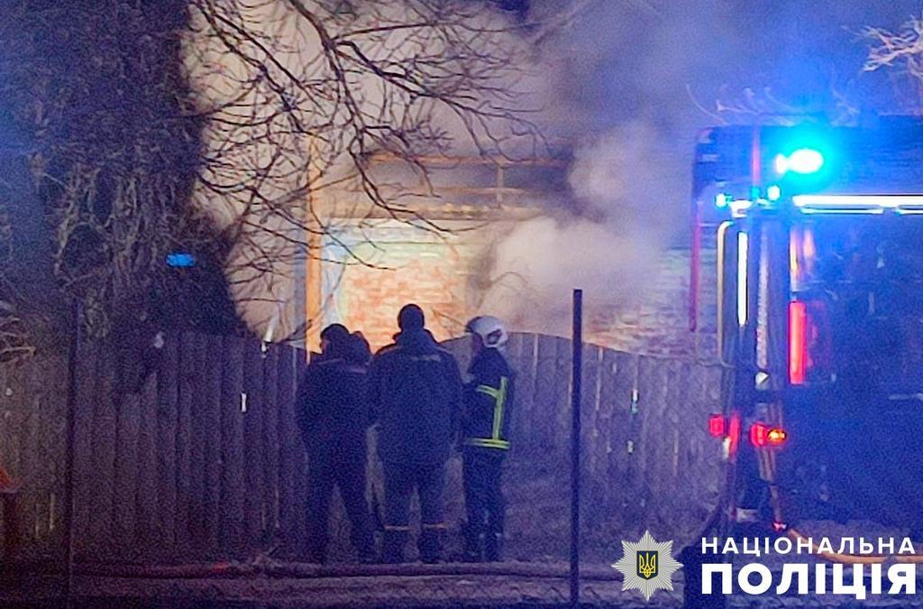 Під Полтавою в новорічну ніч горів будинок: власник отримав опіки та отруєння