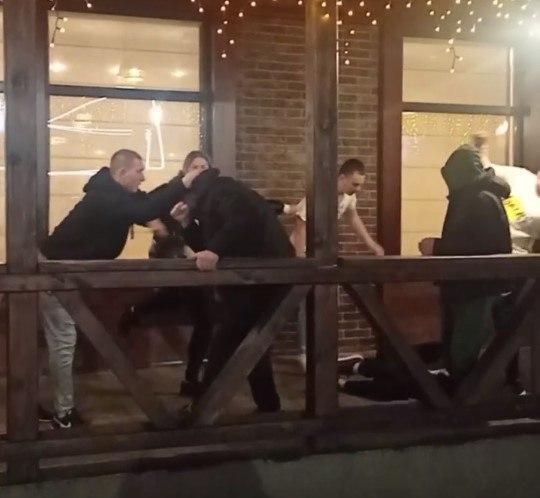 У Полтаві слідчі поліції вручили підозри учасникам бійки у кафе «Криниця»