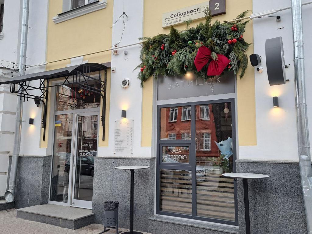 Капучино з чизкейком в кав'ярні з вініловим програвачем