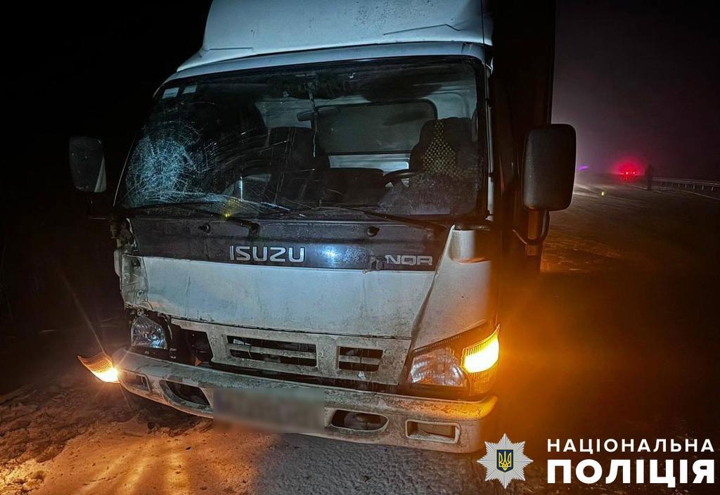 На автодорозі Київ-Харків вантажівка збила пішохода, після чого на постраждалого наїхала ще одна автівка