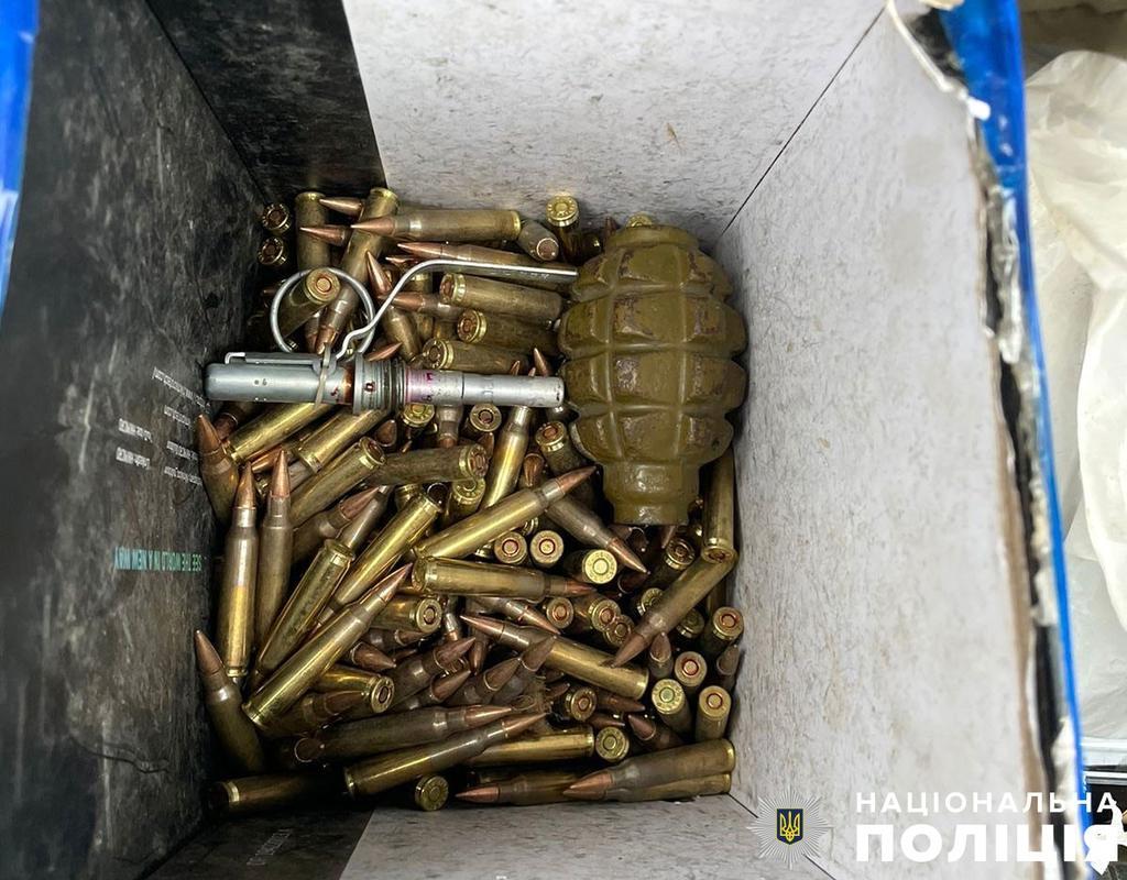 На Полтавщині чоловік возив в авто гранату та набої