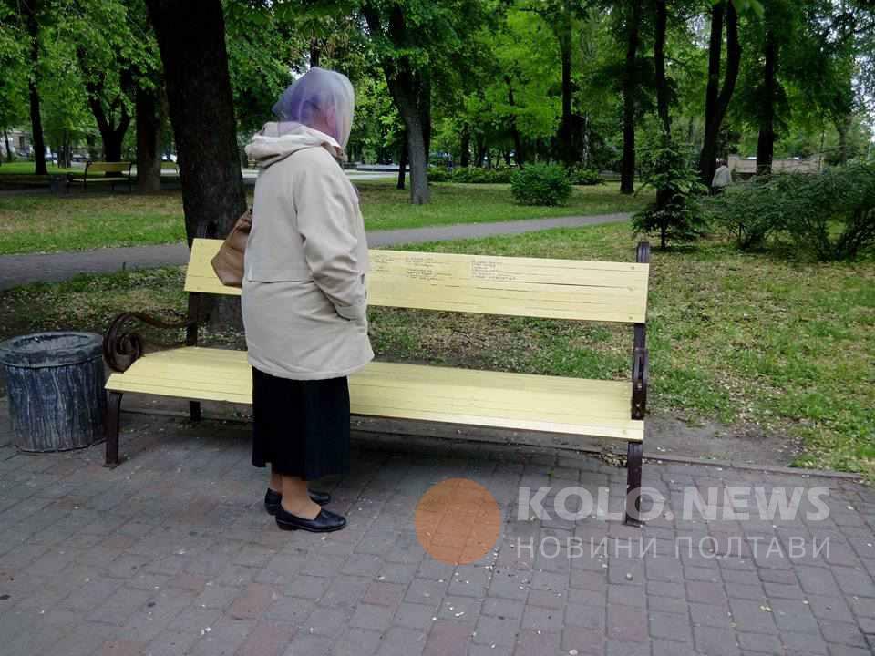 За зловленого «поета», який обписує лави в полтавському парку, обіцяють винагороду. ФОТО