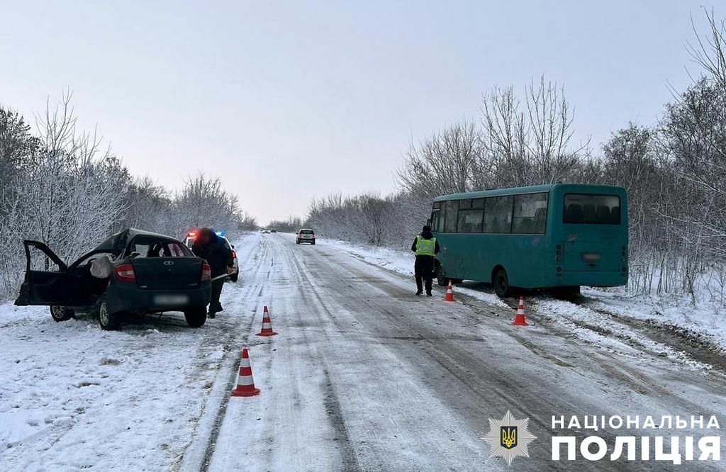 На Полтавщині зіштовхнулись легковик та автобус: одного з водіїв госпіталізовано