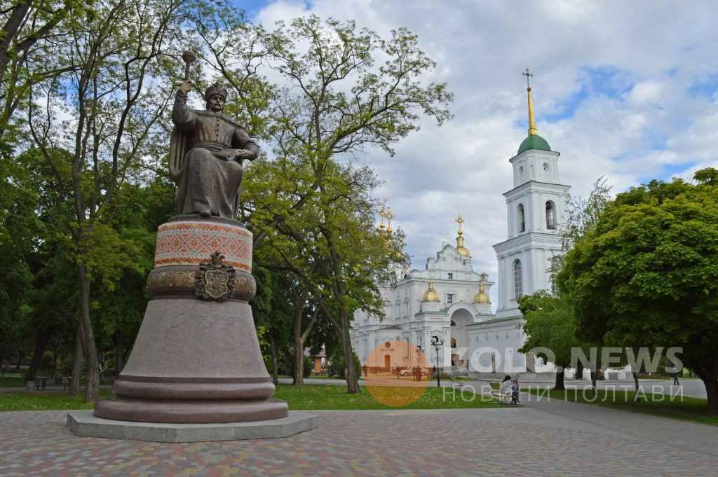 Пам’ятник Мазепі в Полтаві прикрасили вишивкою. ФОТО