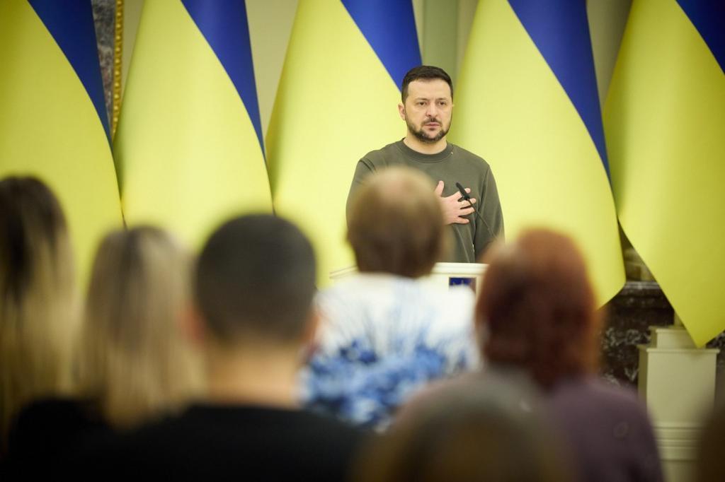 Президент вручив сертифікати на квартири двом Героям України з Полтавщини та один родині полеглого Героя