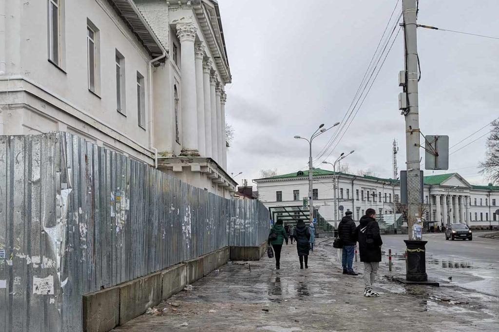 Біля кінотеатру Котляревського перемістили паркан і розширили автобусну зупинку