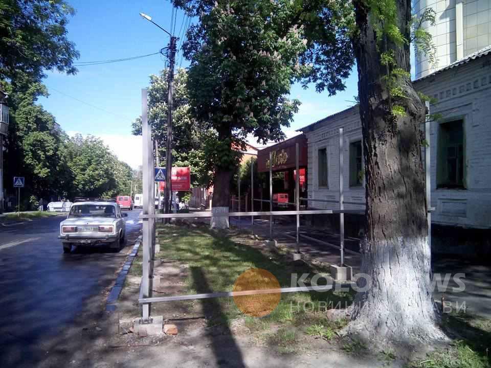 У центрі Полтави з’явиться ще один літній майданчик на газоні: громада обурена