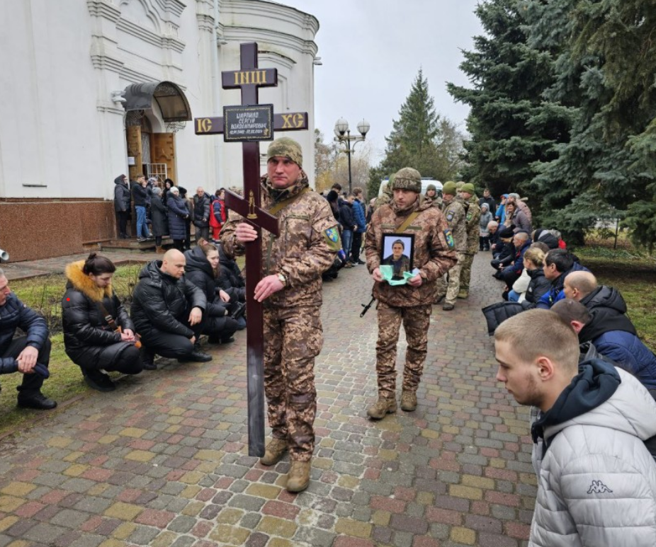 Полтавська громада провела в останню дорогу загиблого Героя Сергія Шарпила