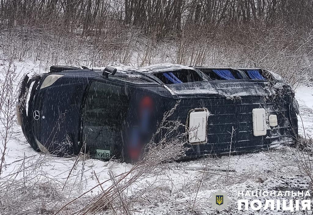 У Миргородському районі перевернувся пасажирський автобус