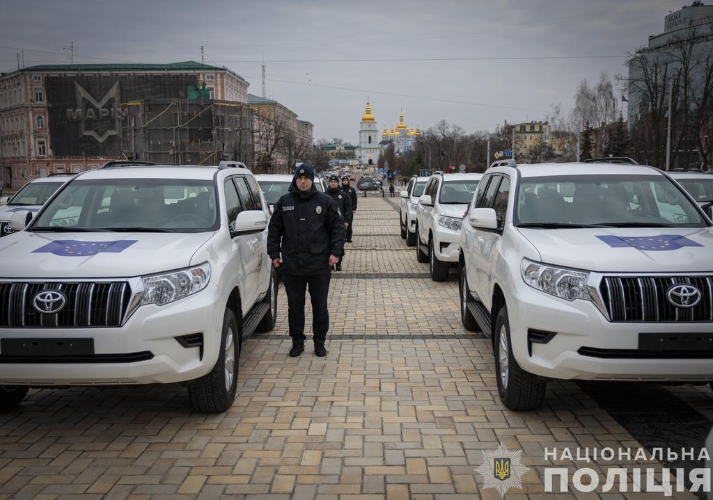 Президентка Єврокомісії передала 50 автівок для Національної поліції