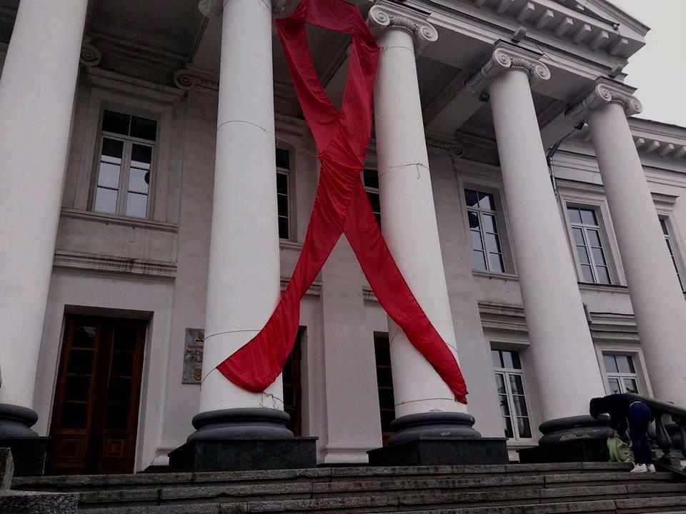 День пам'яті жертв СНІДу: на Полтавську міськраду прикріпили велетенську стрічку