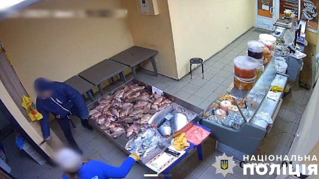 У Полтаві чоловік напав з ножем на продавчиню магазину: зловмиснику оголосили підозру
