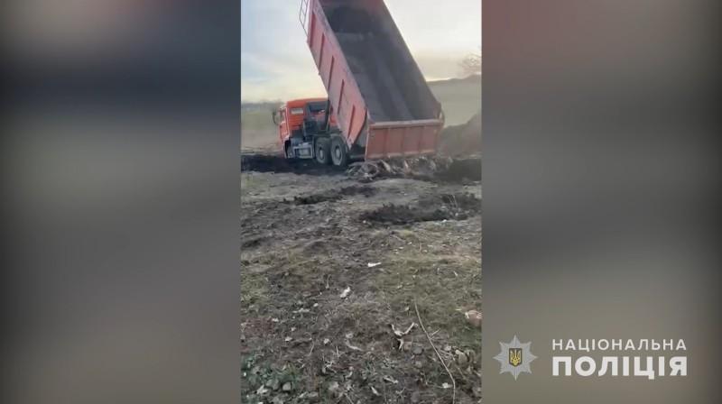 На Полтавщині чоловіки вивантажували залишки туш тварин у вириту яму