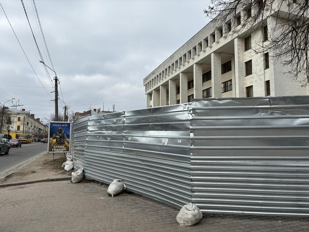 Паркан біля обласної бібліотеки не прибиратимуть до кінця року