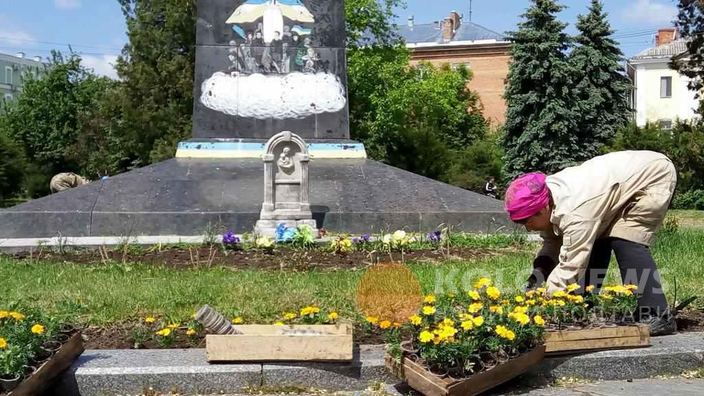 Комунальники врешті звернули увагу на клумбу на площі Небесної сотні в Полтаві. ФОТО