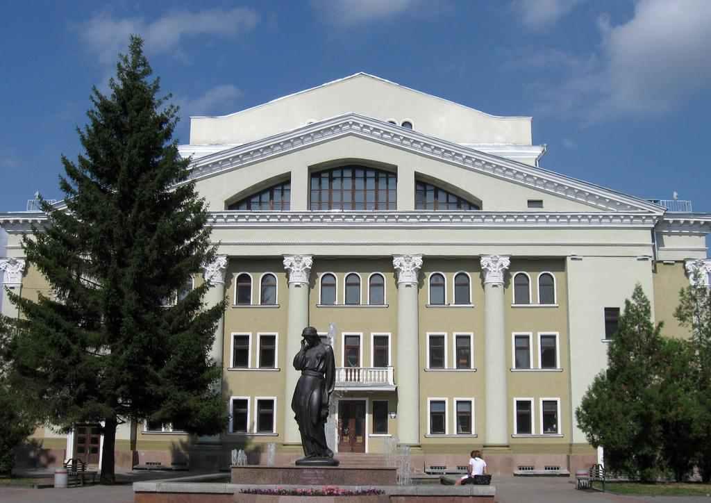 Полтавський театр нарешті продає квитки через Інтернет