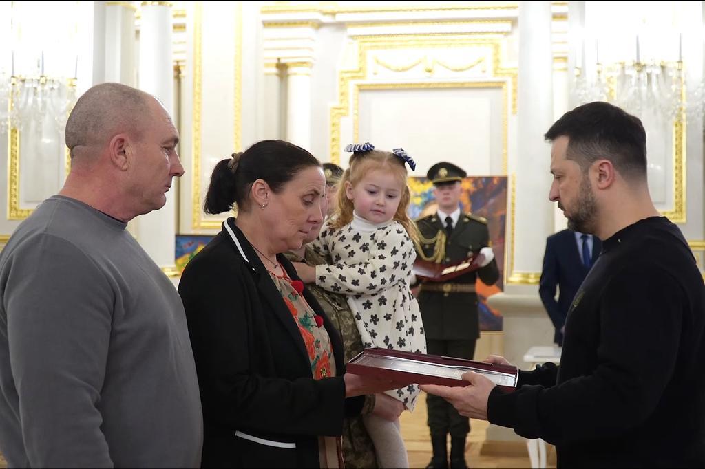 “Золоту Зірку” Героя України з Полтавщини Володимир Зеленський передав його родині