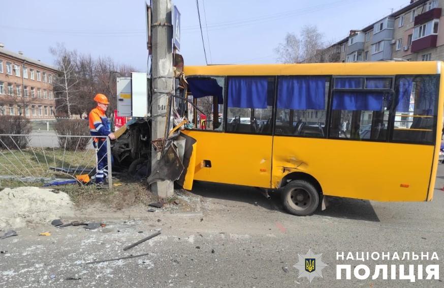У Полтаві зіштовхнулись легковик та маршрутка: постраждали водій та пасажир