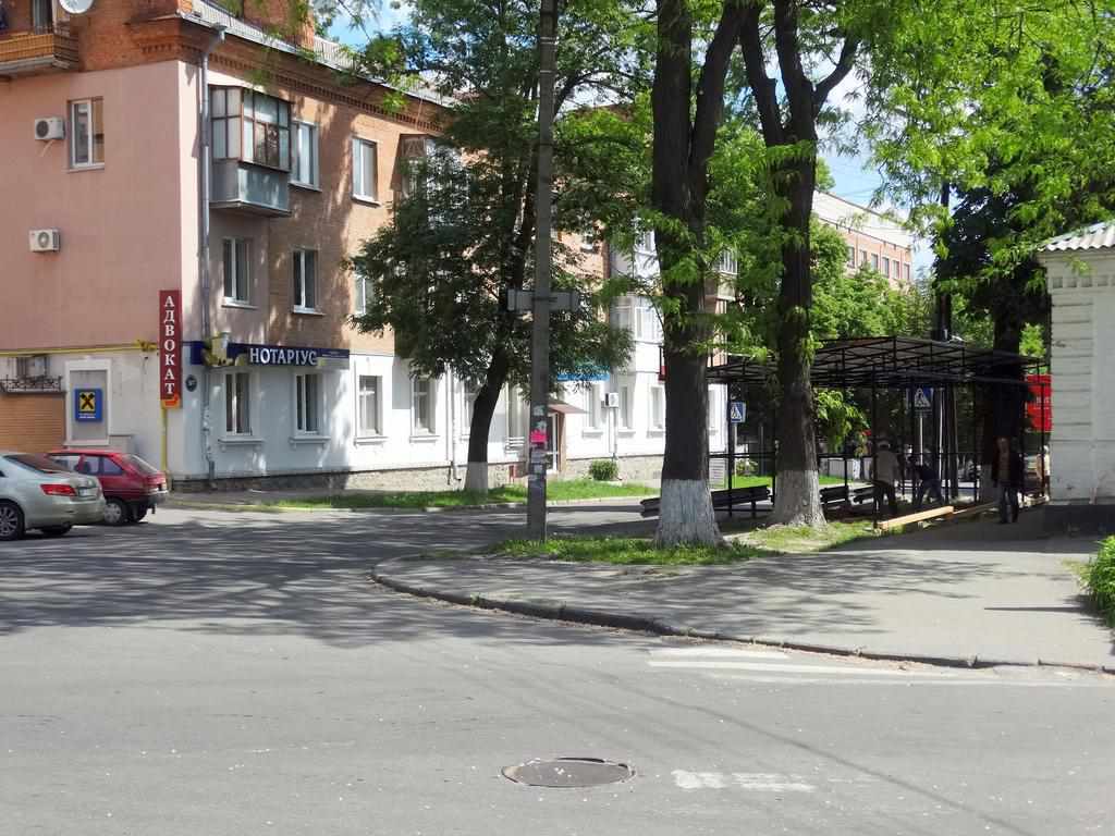 Літній майданчик в центрі Полтави заважає дорожньому руху: поліція вимагатиме демонтажу. ФОТО, ВІДЕО