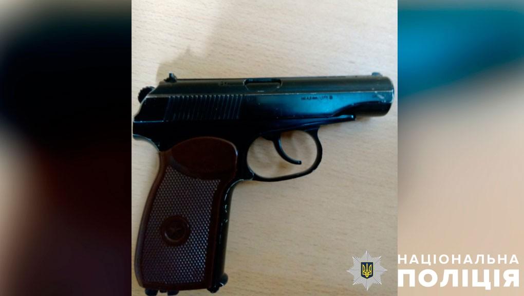 У Полтаві чоловік погрожував пістолетом групі молодих людей 