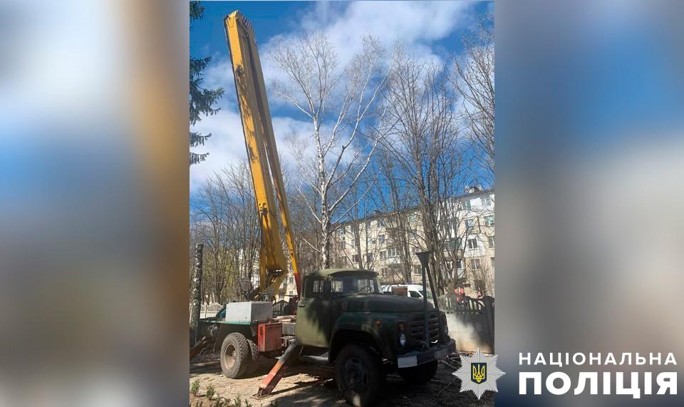 У Полтаві двоє чоловіків впали з висоти через несправність крана