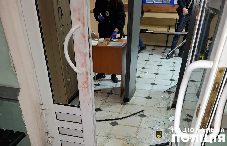 У Кременчуці чоловік розбив вікно та проник до приміщення суду