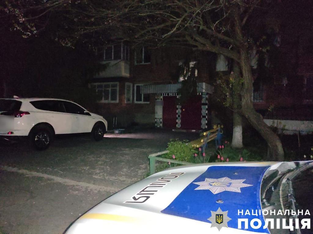 У Миргороді з п’ятого поверху багатоповерхівки випала 17-річна дівчина