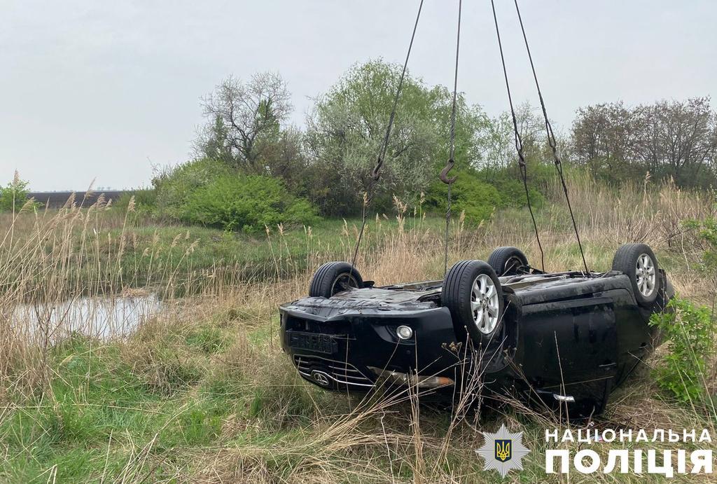 На Полтавщині з річки дістали автомобіль з тілами двох чоловіків