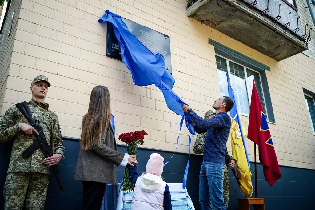 У Полтавській громаді на фасаді будинку відкрили меморіальну дошку Захиснику